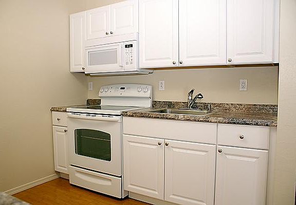 4th image of 2467 Newhall St