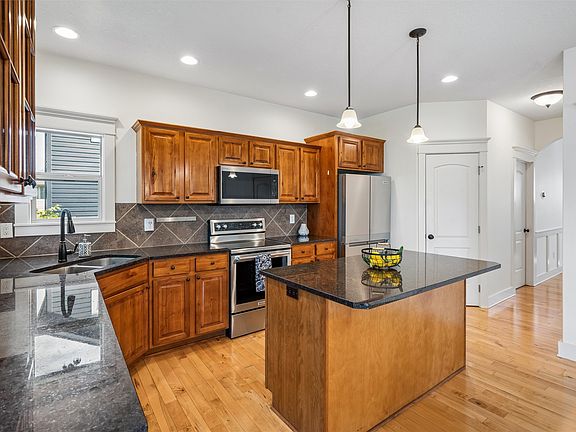 4th image of 16651 Oakbrook Dr
