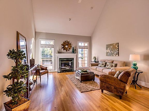 3rd image of 8 Rosebay Ln