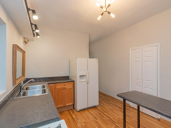 4th image of 2604 W Superior St #1