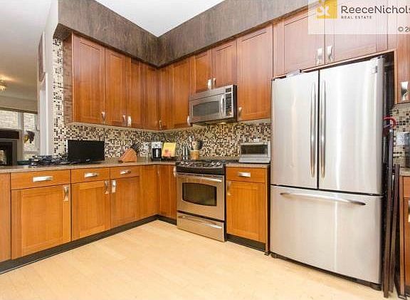 Granite Countertops, Stainless Steel Appliances & Hardwood Floor
