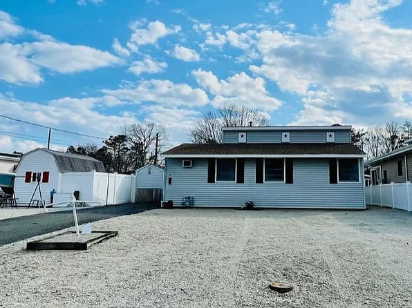 48 Fairway Dr, Tuckerton, NJ 08087