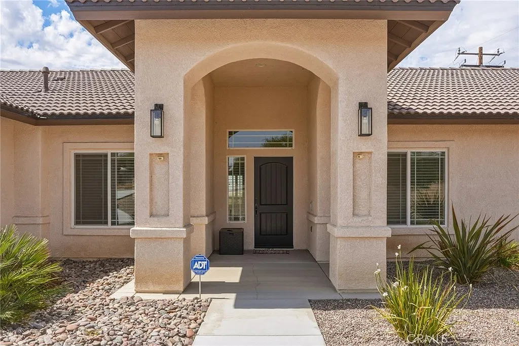 4 bed, 2537 sqft, $3,450 — Photo 2