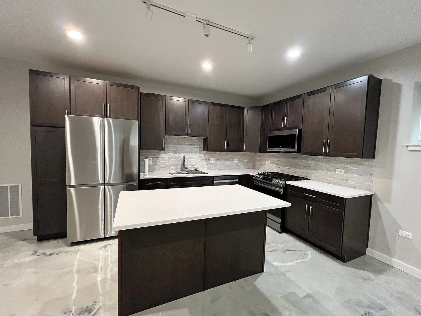2 bed, 1250 sqft, $2,200 — Photo 3
