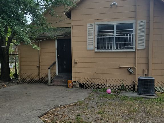 3rd image of 1302 E Columbus Dr