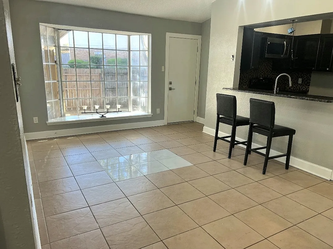3 bed, 1174 sqft, $1,895 — Photo 2