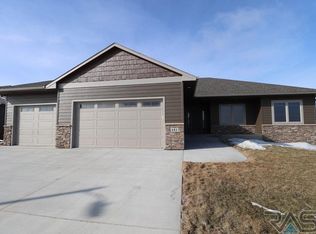 141 Liberty Cir, Harrisburg, SD 57032
