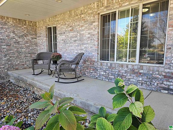 3rd image of 802 E Saint Andrews Cir