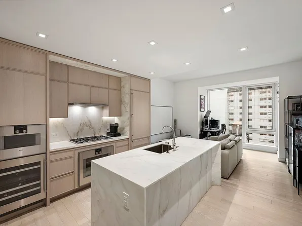 138 E 50th St APT 15B, New York, NY 10022