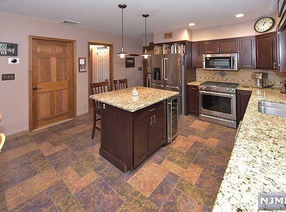 3rd image of 215 Fulton St