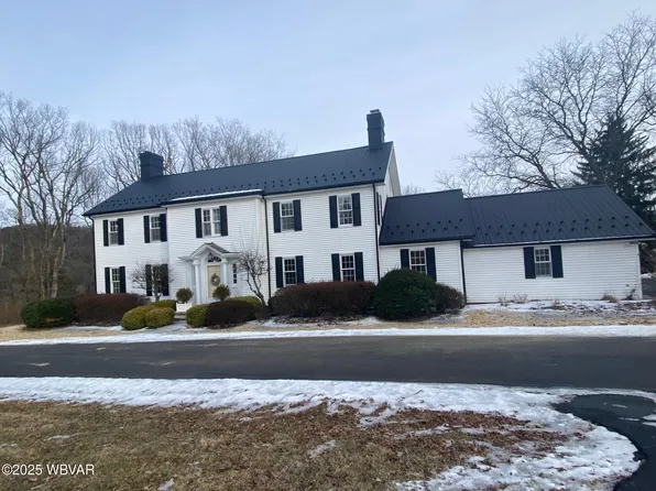 1427 W Cardinal Dr, Lock Haven, PA 17745