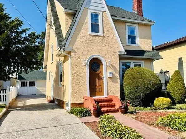 1424 Kiefer Avenue, Elmont, NY 11003