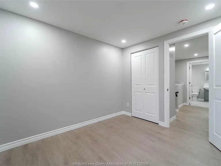 5414 Lassaline Ave — Photo 11