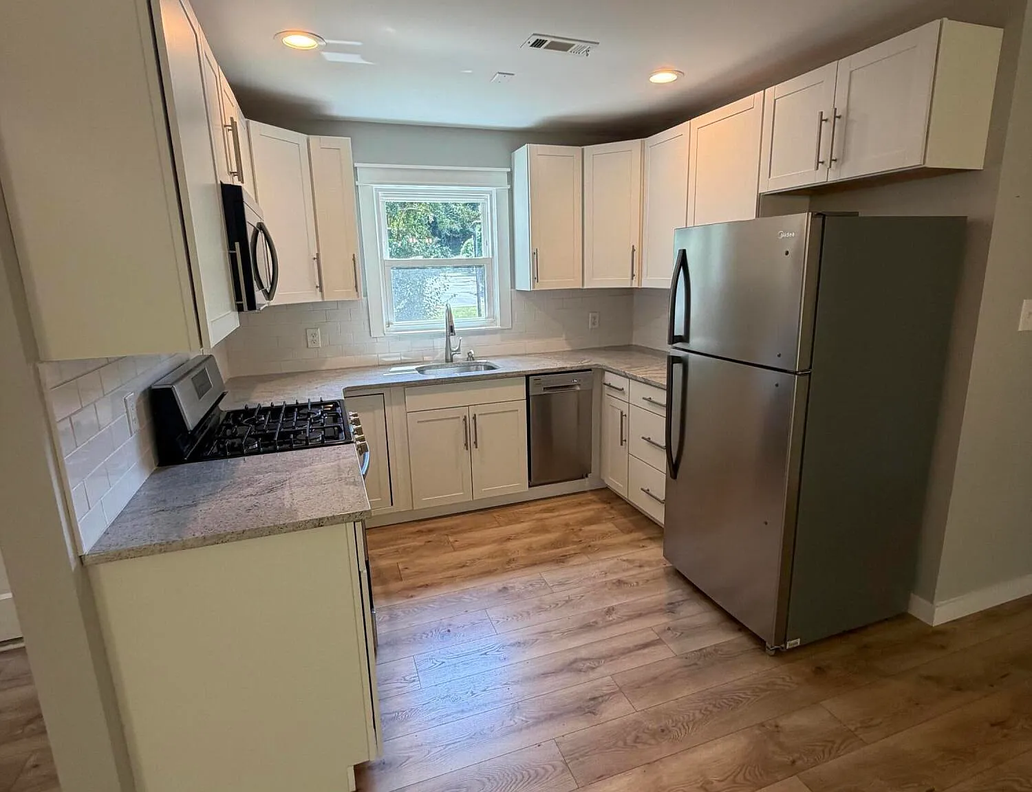 Studio, 920 sqft, $1,650 — Photo 4