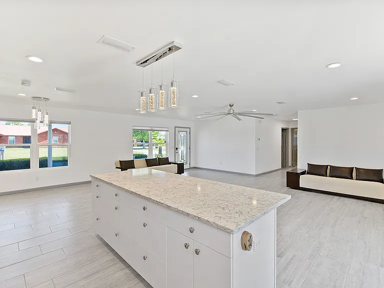 716 Clarence Dr — Photo 7