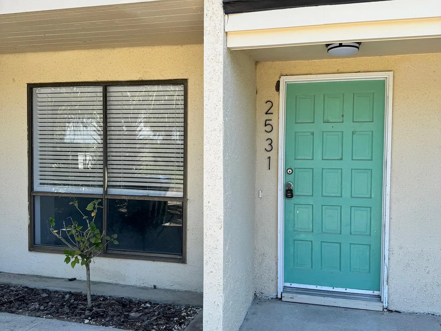 2 bed, 1.5 bath, 900 sqft, $2,000 — Photo 2