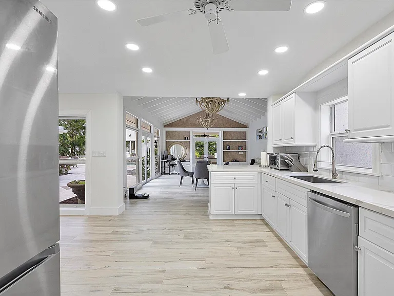411 Poinciana Dr — Photo 16