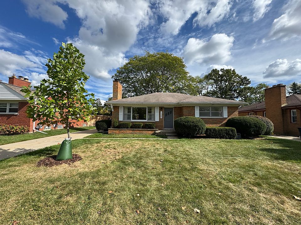 Front of house with long driveway for shared parking