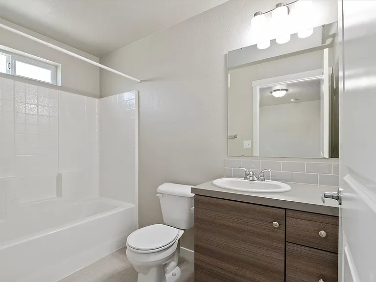 WhistleStop Apartments — Photo 31