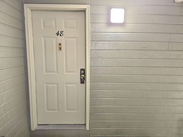 48 Colonial Ct