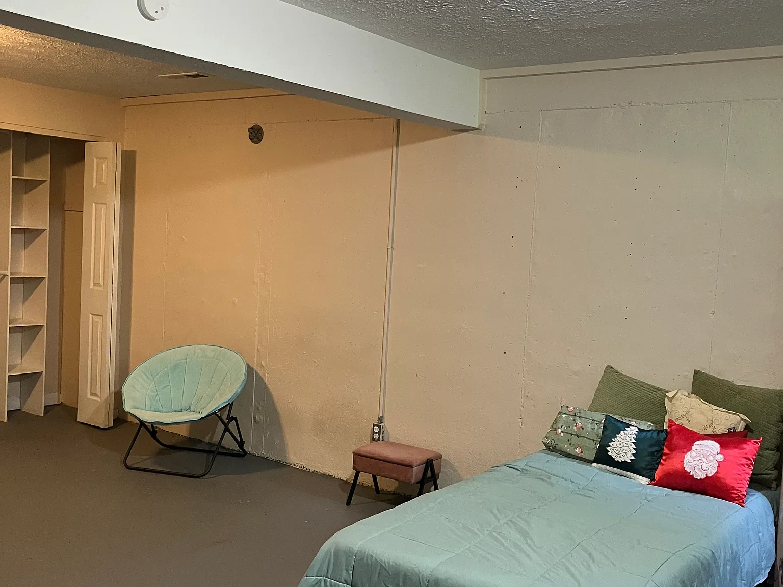 526 E Graham Pl — Photo 2