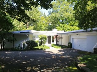 89 S Deere Park Dr, Highland Park, IL 60035
