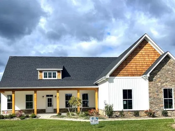 71 Glenaire Rd, Bunker Hill, WV 25413