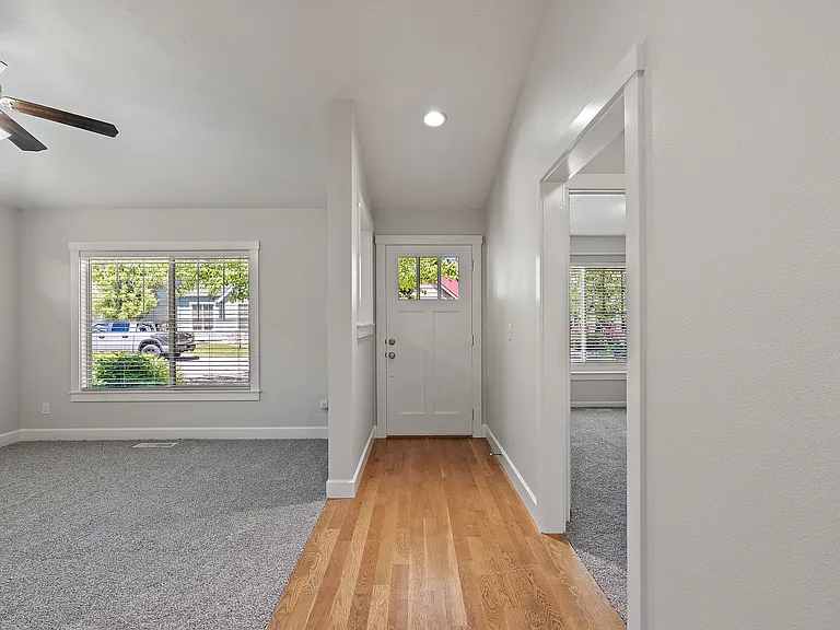 409 W Peck St — Photo 4