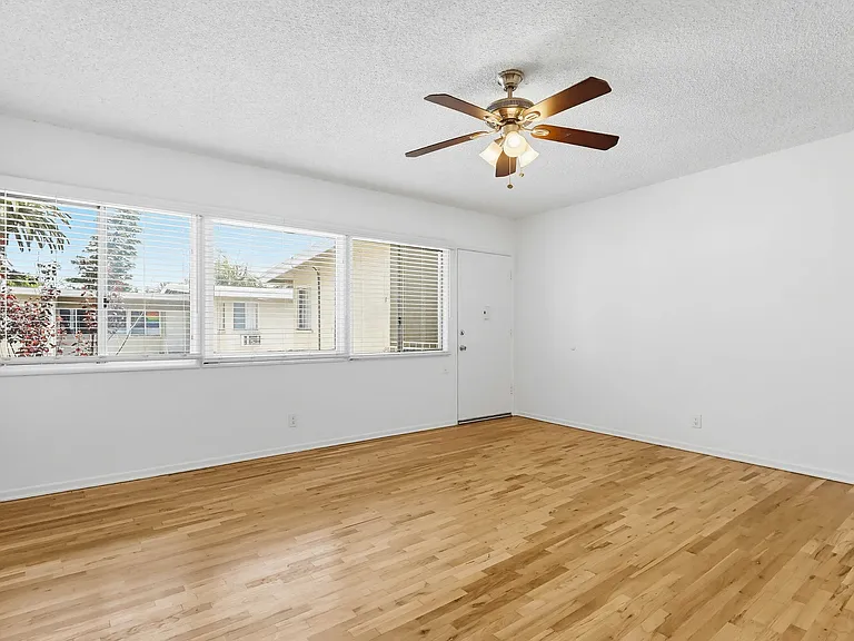 Quiet Jefferson Park Apartments Spacious, Secure & Centrally Located — Photo 9