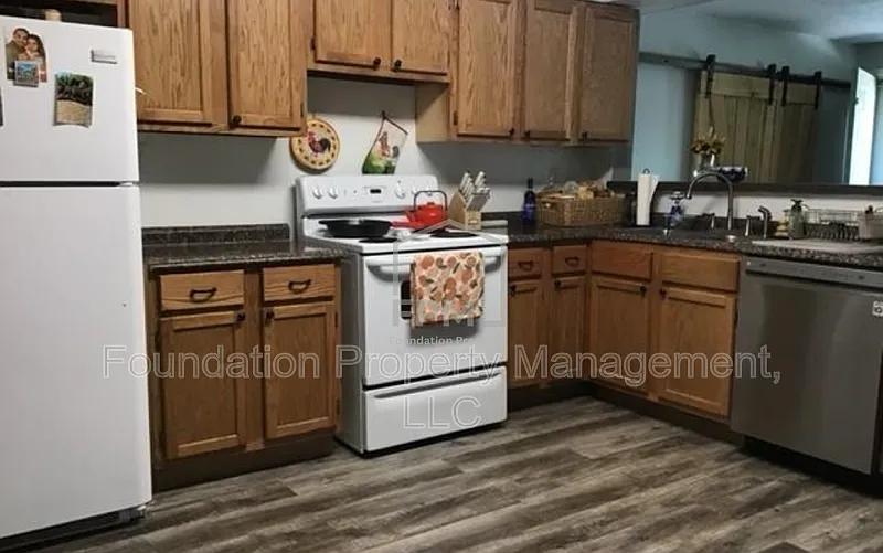 4 bed, 2.0 bath, 1433 sqft, $1,300 — Photo 3
