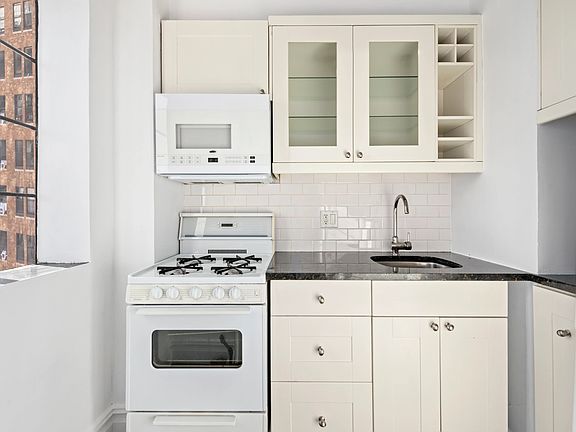 3rd image of 10 Park Ave #18E