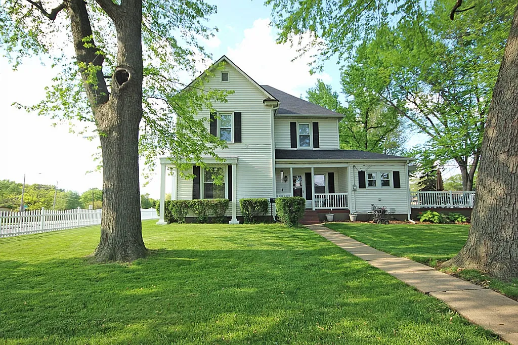 3850 N Water St photo 1