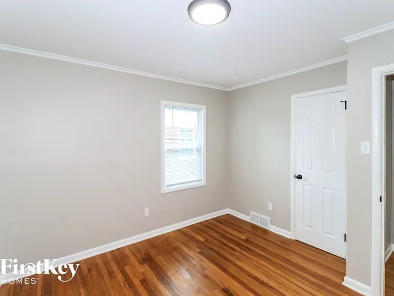 1712 Myrna Ln — Photo 9