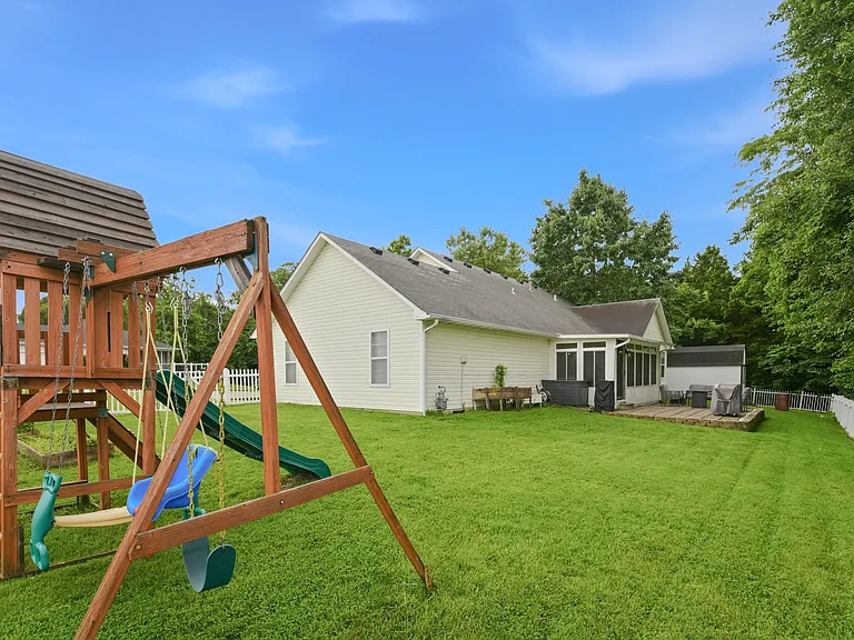 209 Norwich Dr — Photo 26