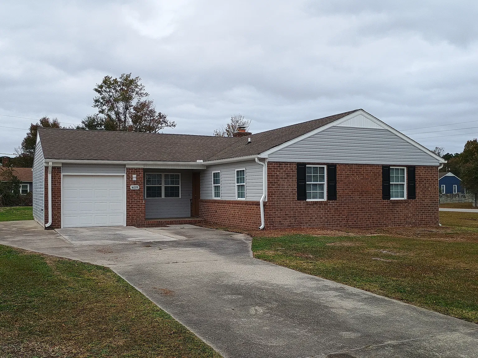 3 bed, 1300 sqft, $1,650 — Photo 1