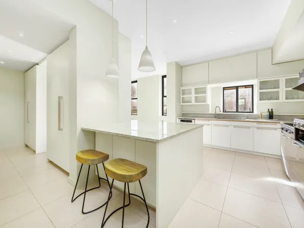 990 5th Avenue image 7 of 17