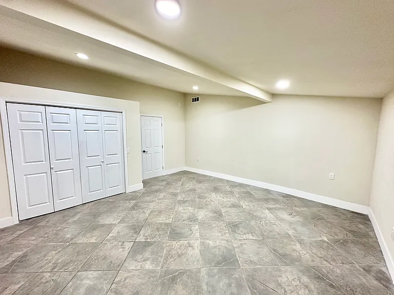 1103 N Maple St — Photo 27