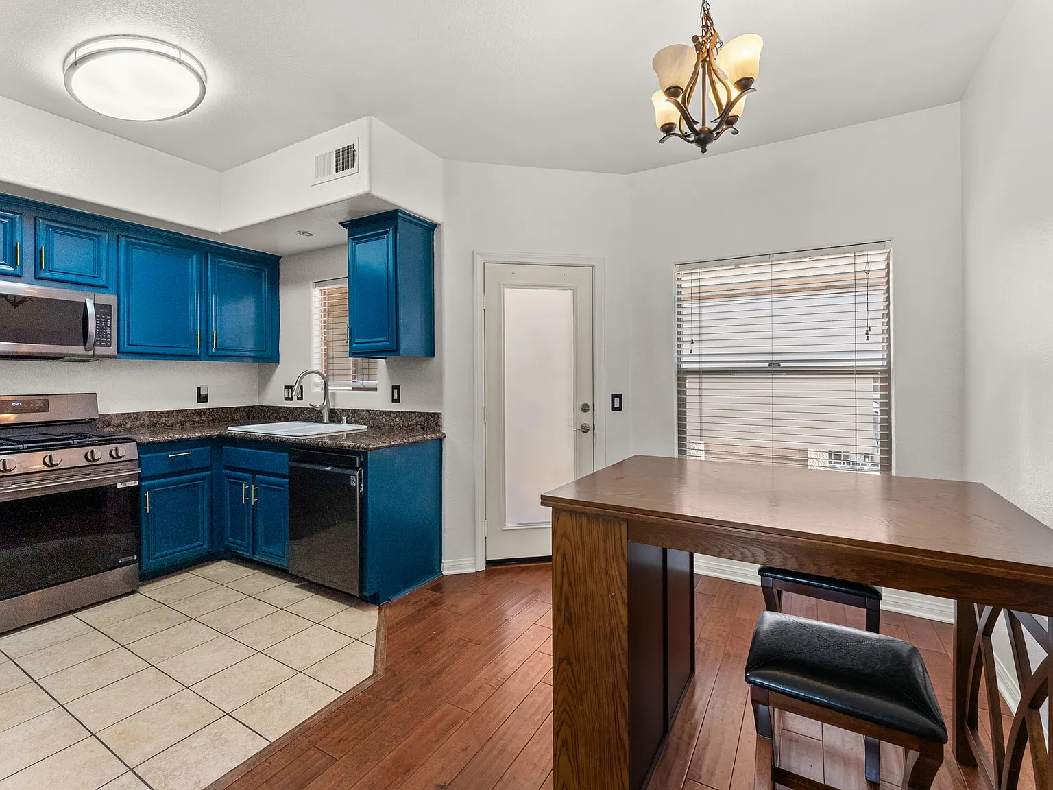 2 bed, 2.5 bath, 1165 sqft, $3,200 — Photo 4