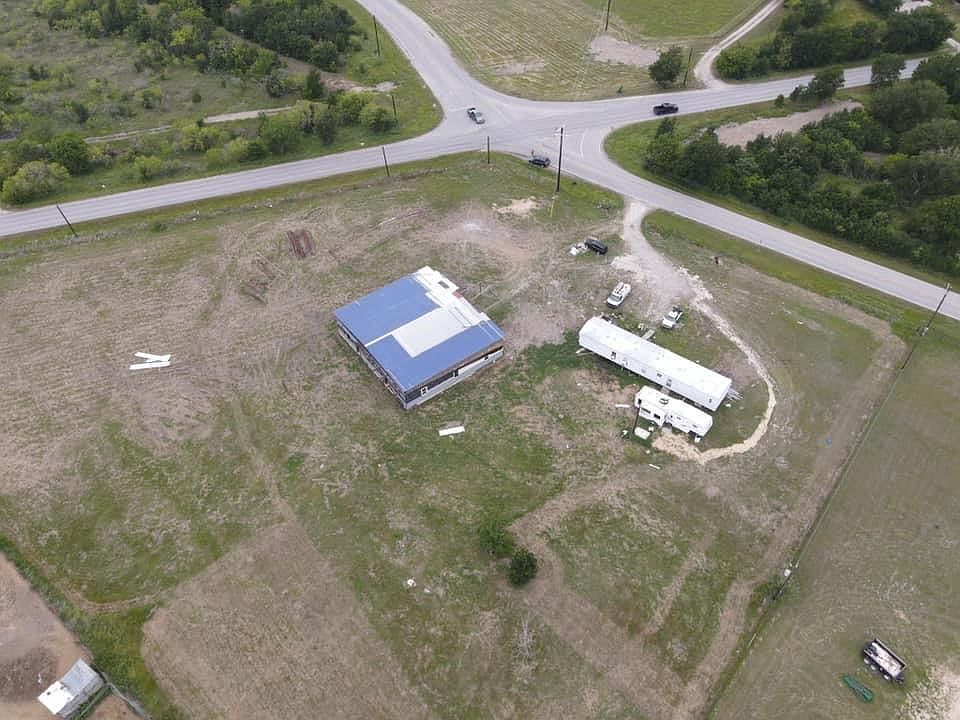 2nd image of 10401 Taylor Ln
