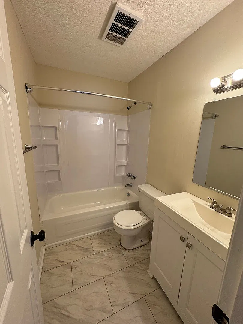 Creekside Apartments — Photo 4