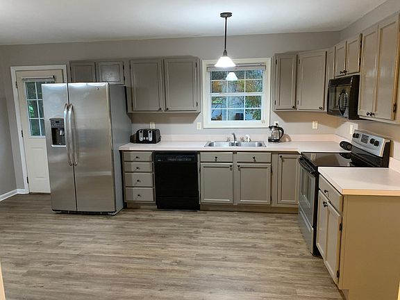 Upgraded kitchen. Fridge/freezer, dishwasher, oven/stove. Microwave.