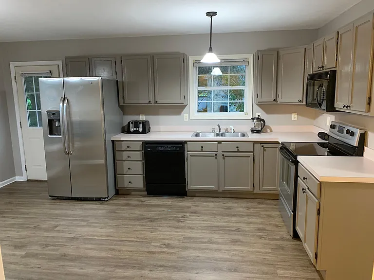 Upgraded kitchen. Fridge/freezer, dishwasher, oven/stove. Microwave.