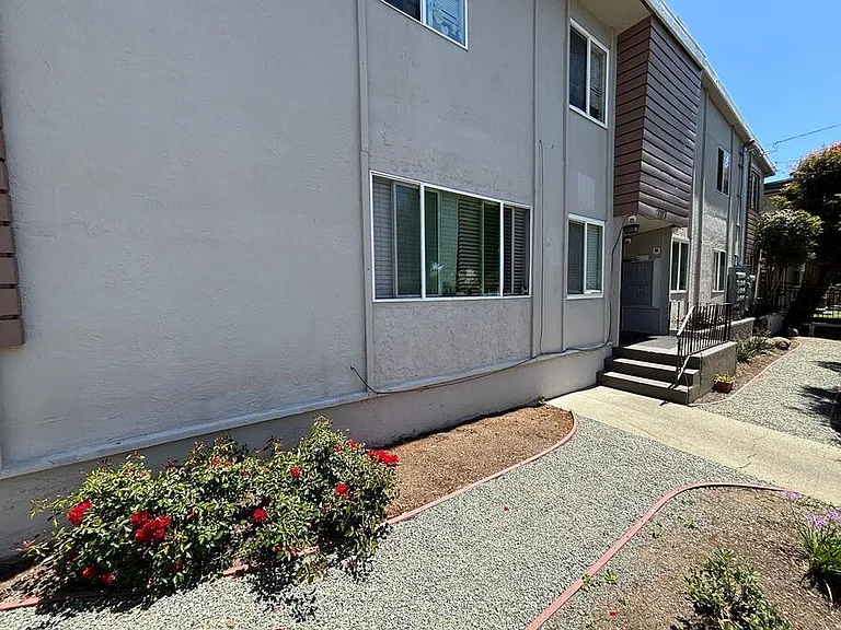 2227 Bonar St #D — Photo 18