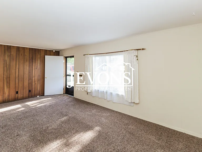 913 N 16th Ave — Photo 5
