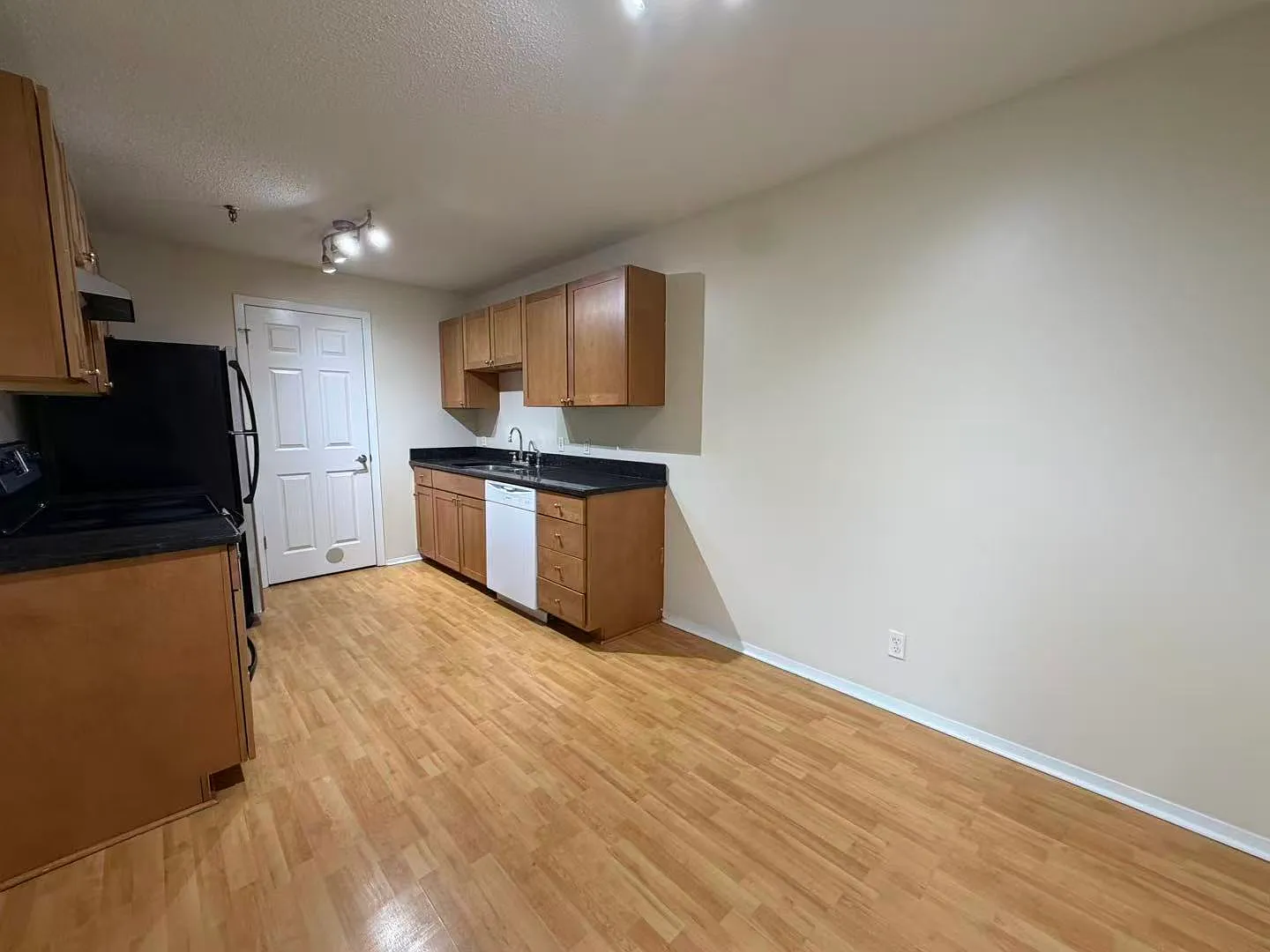 2 bed, 1000 sqft, $1,950 — Photo 3