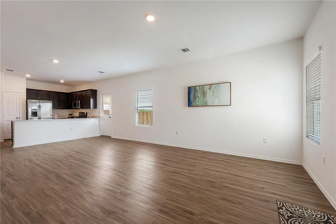 3 bed, 2.0 bath, 1276 sqft, $2,100 — Photo 2