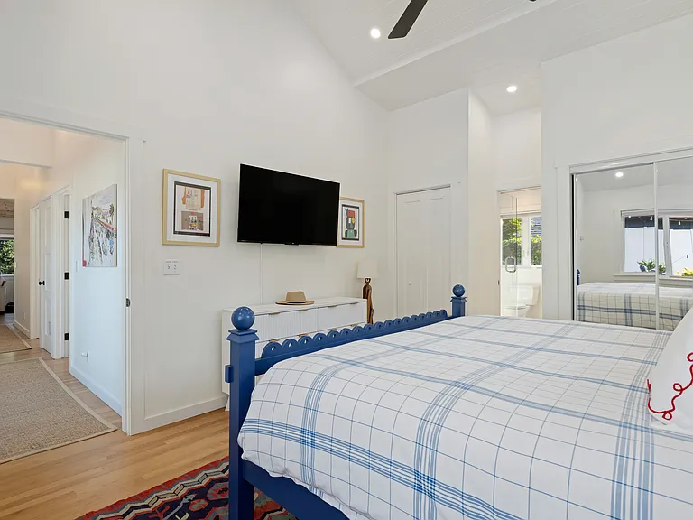 1093 Holly Ave — Photo 15