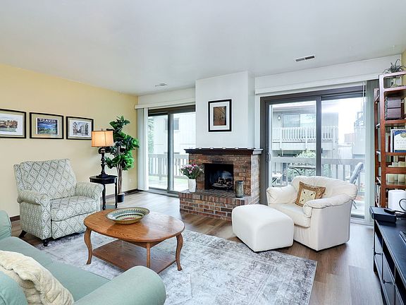 3rd image of 29W440 Emerald Green Dr Unit E