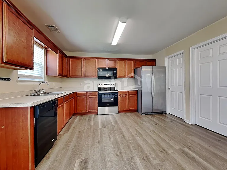 38 Lake Shore Blvd — Photo 3