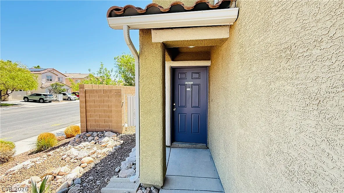 3 bed, 2.5 bath, 1659 sqft, $2,050 — Photo 3